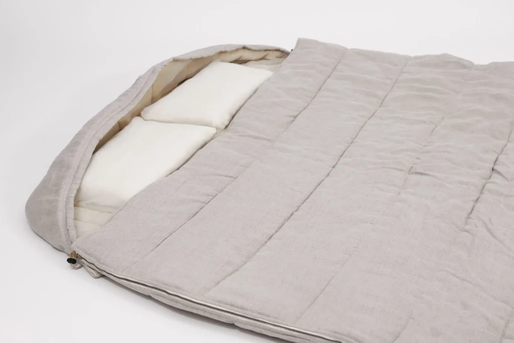 nomad-blog-duo-bag-2 nomadheat couple sleeping bag with two pillows and an open zipper